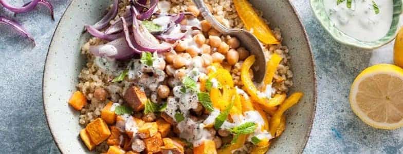 Buddha bowl de boulgour, patate douce rôtis légumes d’étés et pois chiches